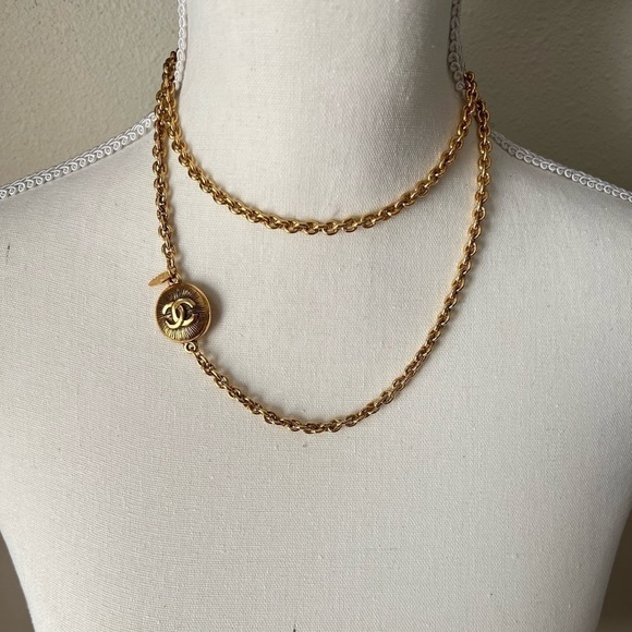 CHANEL Vintage 24k Gold Plated Embossed CC Logo Necklace - Picture 4 of 9